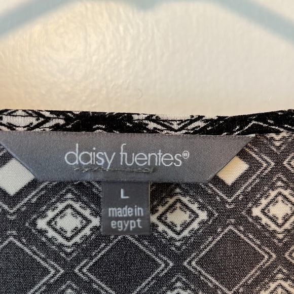 Daisy Fuentes 3/4 length, v neck top, size large, lovingly worn. - Picture 2 of 3